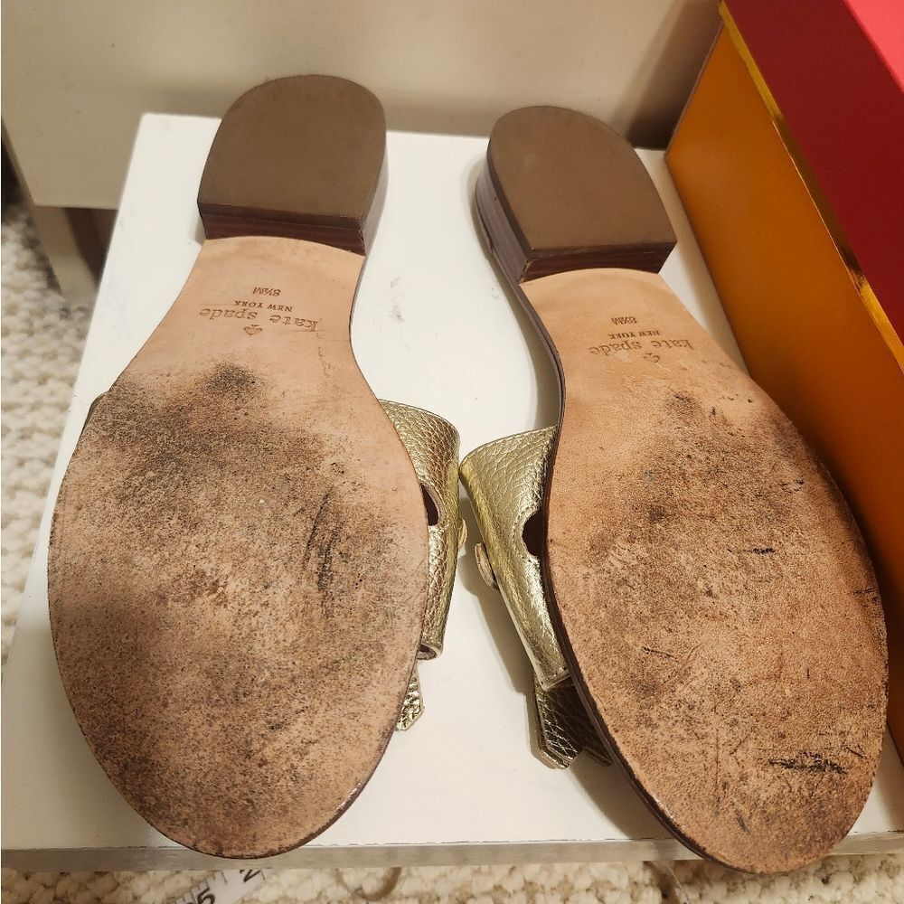 KATE SPADE NEW YORK "Brie" Kiltie Gold Leather Slide Sandals Sz.8.5 Ret. $298 - Picture 5 of 7